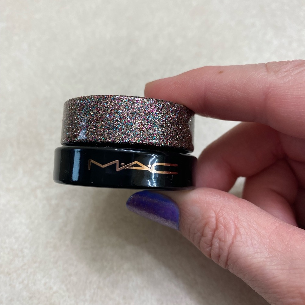MAC Stars Align Spellbinder Eye Shadow in shade Stars Align